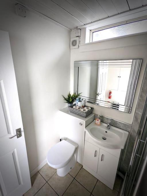Cosy 2-Bedroom House In Leith Единбург Екстер'єр фото